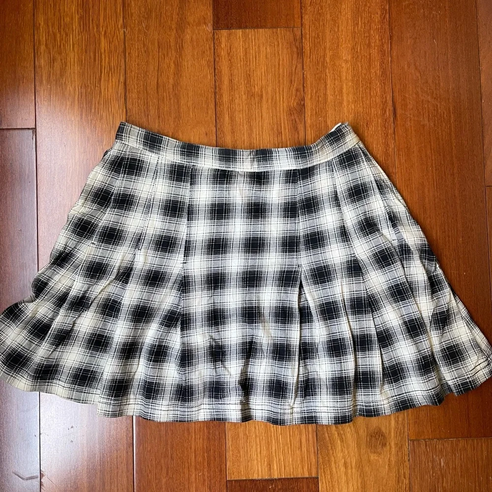 vintage pleated mini skirt - Picture 2 of 9